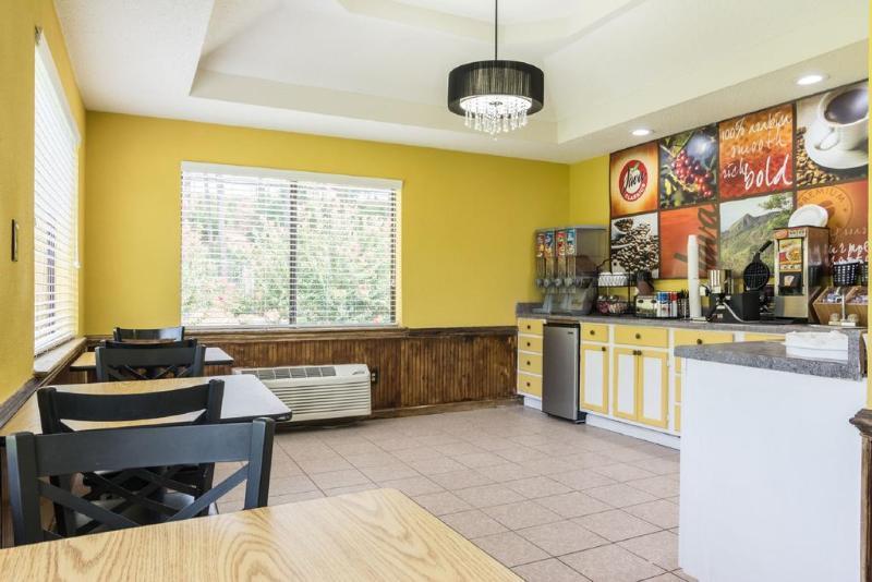 Rodeway Inn Swainsboro Ngoại thất bức ảnh